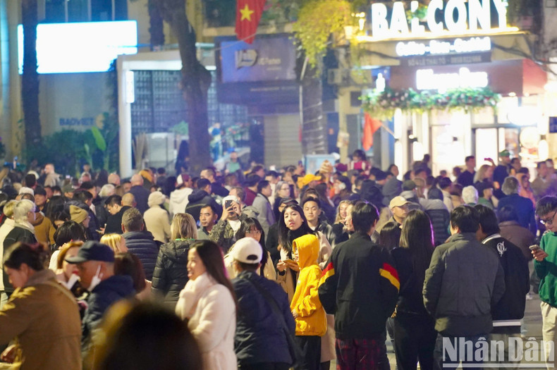 A las 10 de la noche, empieza a llenarse la zona del lago Hoan Kiem.