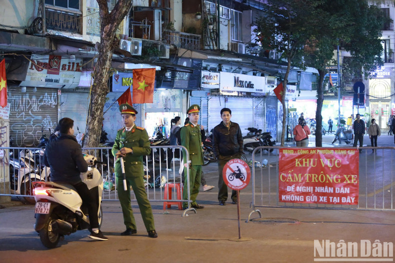Las fuerzas competentes continúan trabajando intensamente en las calles que desembocan en la zona peatonal del lago Hoan Kiem.