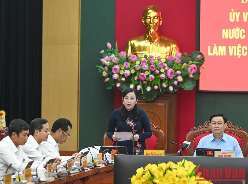 La secretaria del Comité del PCV en Thai Nguyen, Nguyen Thanh Hai, presenta un informe en la reunión.