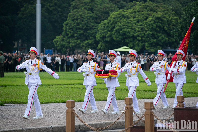 Ceremonia de izamiento de bandera nacional a media asta en duelo nacional por deceso del secretario general Nguyen Phu Trong ảnh 1 Ceremonia de izamiento de bandera nacional a media asta en duelo nacional por deceso del secretario general Nguyen Phu Trong ảnh 1
