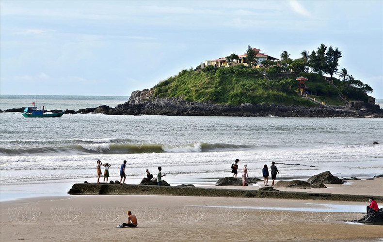Turistas caminan por la playa de Bai Sau. (Fuente:VNA) Turistas caminan por la playa de Bai Sau. (Fuente:VNA)