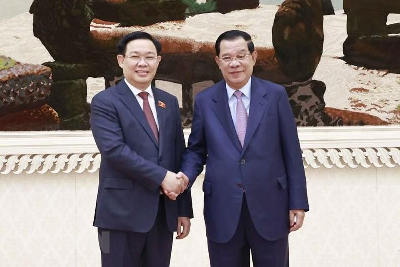 El presidente de la AN de Vietnam, Vuong Dinh Hue, se toma foto con el primer ministro camboyano, Samdech Techo Hun Sen. (Fotografía: VNA) El presidente de la AN de Vietnam, Vuong Dinh Hue, se toma foto con el primer ministro camboyano, Samdech Techo Hun Sen. (Fotografía: VNA)