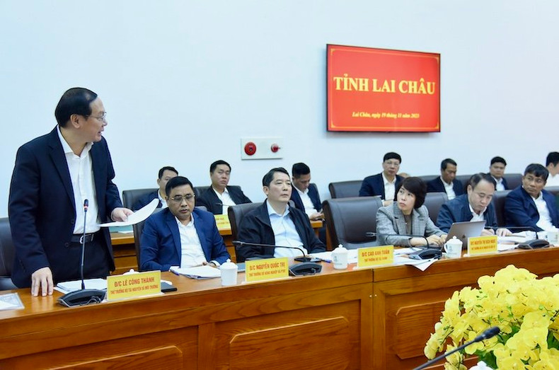 El viceministro de Recursos Naturales y Medio Ambiente Le Cong Thanh, expresa sus opiniones.