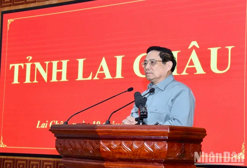 El primer ministro Pham Minh Chinh pronuncia el discurso de clausura de la conferencia.