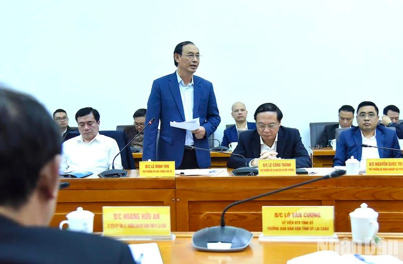 El viceministro de Transportes Le Dinh Tho, habla en la cita.