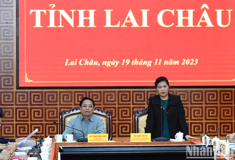 La secretaria del Comité partidista, presidenta del Consejo Popular y jefa de la delegación de la Asamblea Nacional de Lai Chau, Giang Pao My, interviene en la cita.