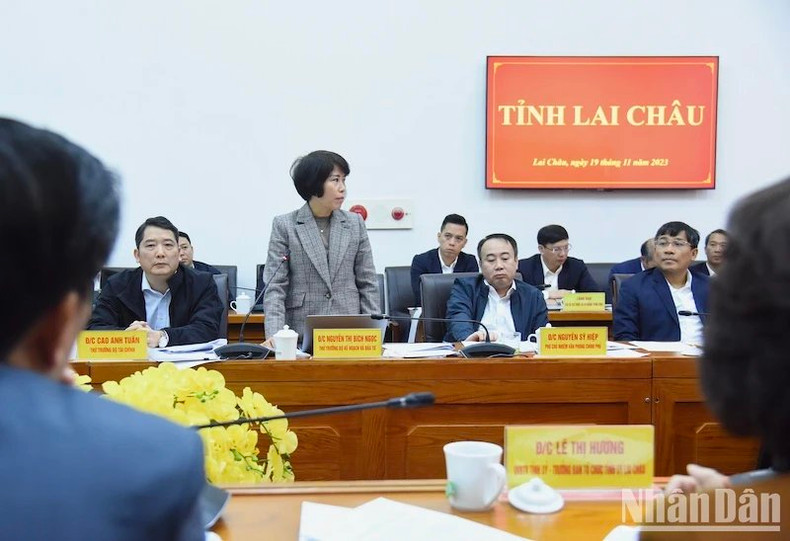 La viceministra de Planificación e Inversiones Nguyen Thi Bich Ngoc presenta sus propuestas.