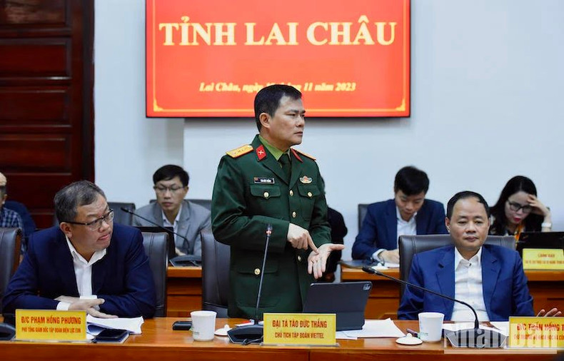 El coronel Tao Duc Thang, presidente del Grupo Viettel, habla en la reunión.