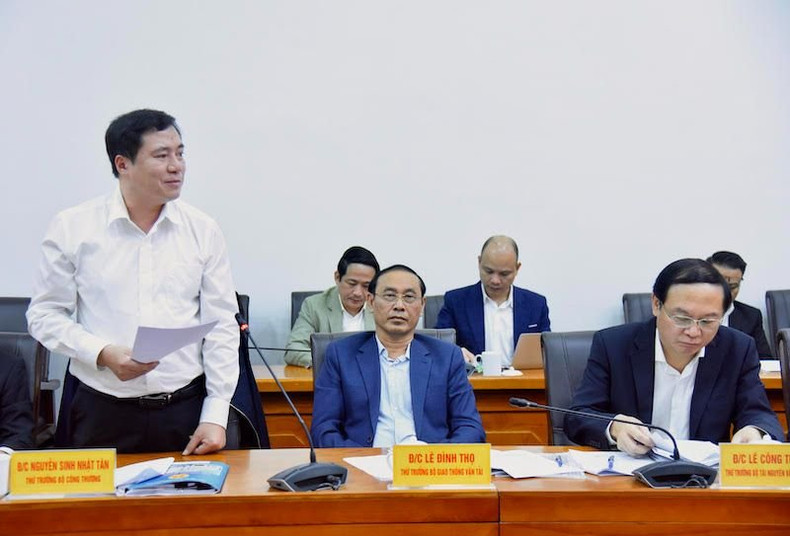 El viceministro de Industria y Comercio, Nguyen Sinh Nhat Tan, hace uso de la palabra en la reunión.