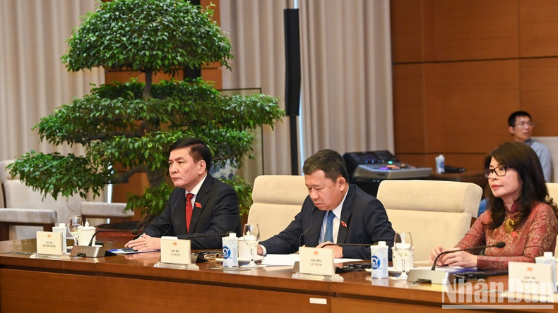 El secretario general y jefe de la Oficina de la Asamblea Nacional y presidente del Grupo Parlamentario de Amistad Vietnam-Asean, Bui Van Cuong, junto con el presidente del Comité de Asuntos Exteriores de la ANV, Vu Hai Ha, y representantes de varios órganos de la ANV y del Ministerio de Asuntos Exteriores. El secretario general y jefe de la Oficina de la Asamblea Nacional y presidente del Grupo Parlamentario de Amistad Vietnam-Asean, Bui Van Cuong, junto con el presidente del Comité de Asuntos Exteriores de la ANV, Vu Hai Ha, y representantes de varios órganos de la ANV y del Ministerio de Asuntos Exteriores.