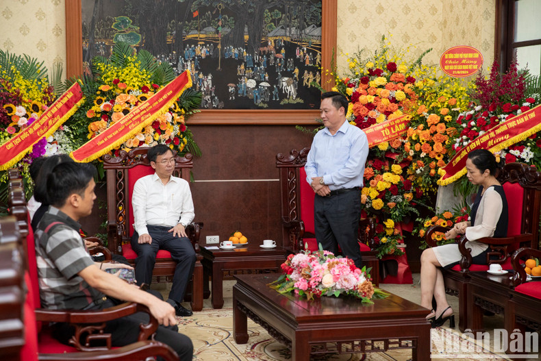 El redactor subjefe de Nhan Dan, Phan Van Hung, agradece a la delegación de la Oficina del Comité Central del CPV. El redactor subjefe de Nhan Dan, Phan Van Hung, agradece a la delegación de la Oficina del Comité Central del CPV.