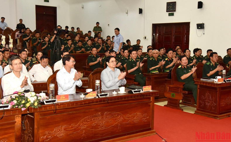El primer ministro y los delegados en la reunión. El primer ministro y los delegados en la reunión.