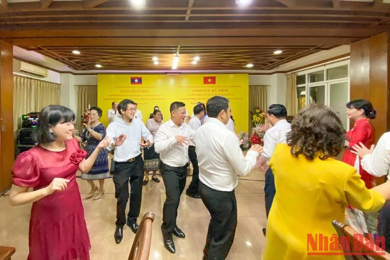 Los particiantes celebran su amistad con la danza tradicional laosiana de Lam Vong. Los particiantes celebran su amistad con la danza tradicional laosiana de Lam Vong.