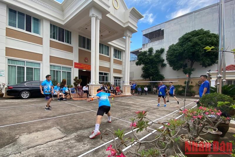 Partido amistoso de bádminton entre funcionarios y empleados de los Consulados Generales de Vietnam y Laos en Khon Kaen. Partido amistoso de bádminton entre funcionarios y empleados de los Consulados Generales de Vietnam y Laos en Khon Kaen.