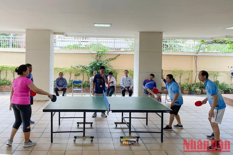 Partido de tenis de mesa entre representantes de las dos misiones. Partido de tenis de mesa entre representantes de las dos misiones.