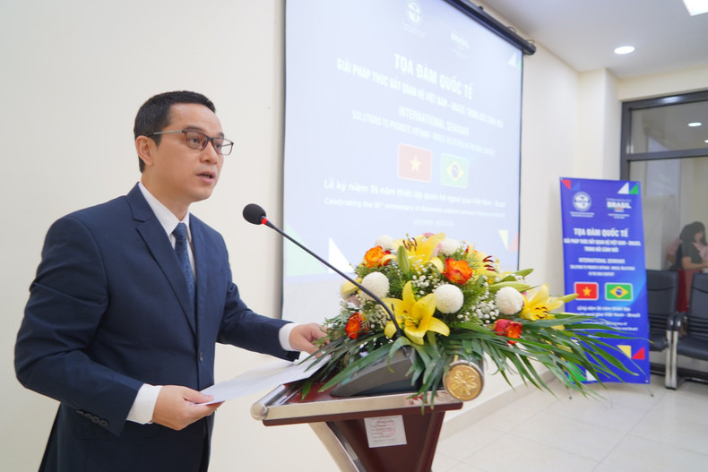 El profesor asociado y doctor Ta Minh Tuan, vicepresidente de la Academia de Ciencias Sociales de Vietnam , habla en el evento. (Foto: Academia de Ciencias Sociales de Vietnam)