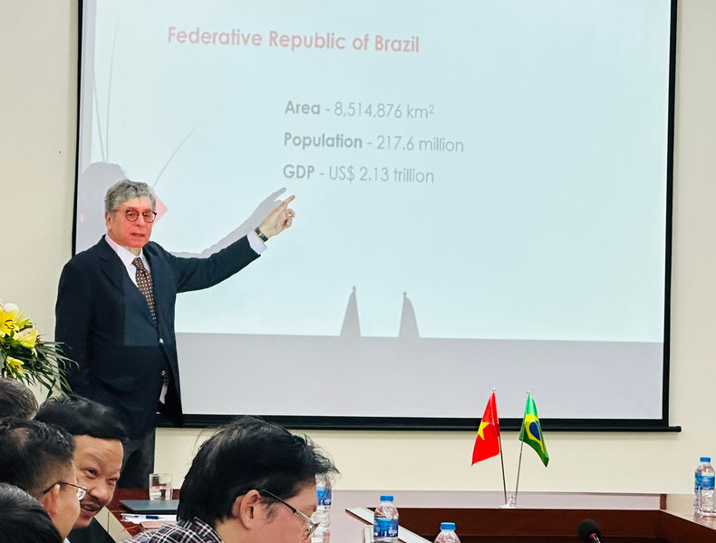 El embajador de Brasil en Vietnam, Marco Farani, presenta información sobre la economía de Brasil.