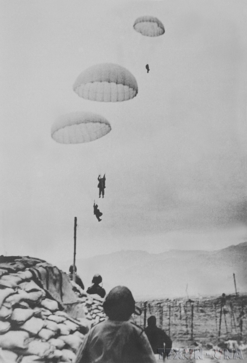 Los soldados franceses se lanzaron en paracaídas sobre Dien Bien Phu el 23 de marzo de 1954, cuando comenzó la feroz campaña de Dien Bien Phu que duró 55 días y noches. (Foto: VNA) Los soldados franceses se lanzaron en paracaídas sobre Dien Bien Phu el 23 de marzo de 1954, cuando comenzó la feroz campaña de Dien Bien Phu que duró 55 días y noches. (Foto: VNA)