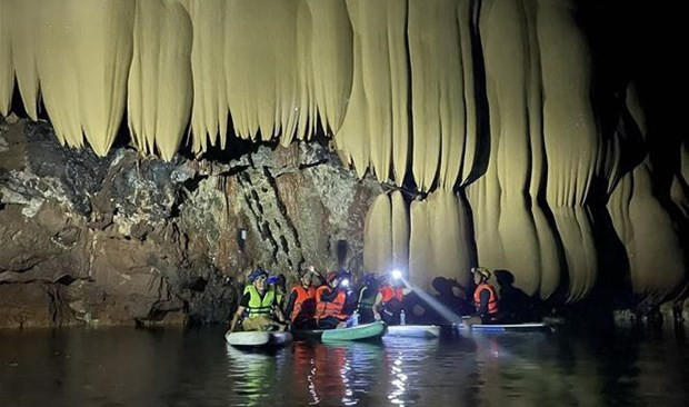Dentro de la cueva Son Nu. (Foto: VNA)