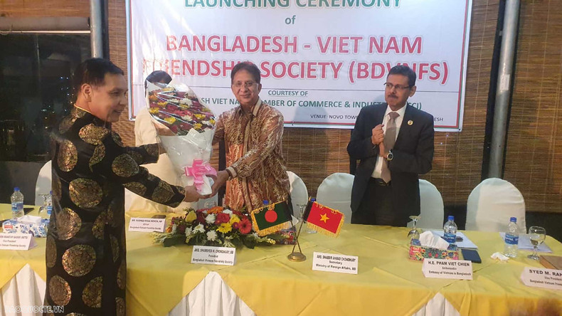 El embajador de Vietnam en Bangladesh, Pham Viet Chien, entrega flores para felicitar al presidente de la Amistad Bangladesh-Vietnam, Shamsher M. Chowdhury, BB.