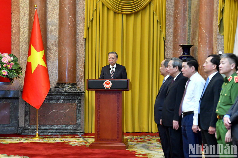 El máximo dirigente vietnamita pronuncia un discurso para asignar tareas a Ho Duc Anh. El máximo dirigente vietnamita pronuncia un discurso para asignar tareas a Ho Duc Anh.