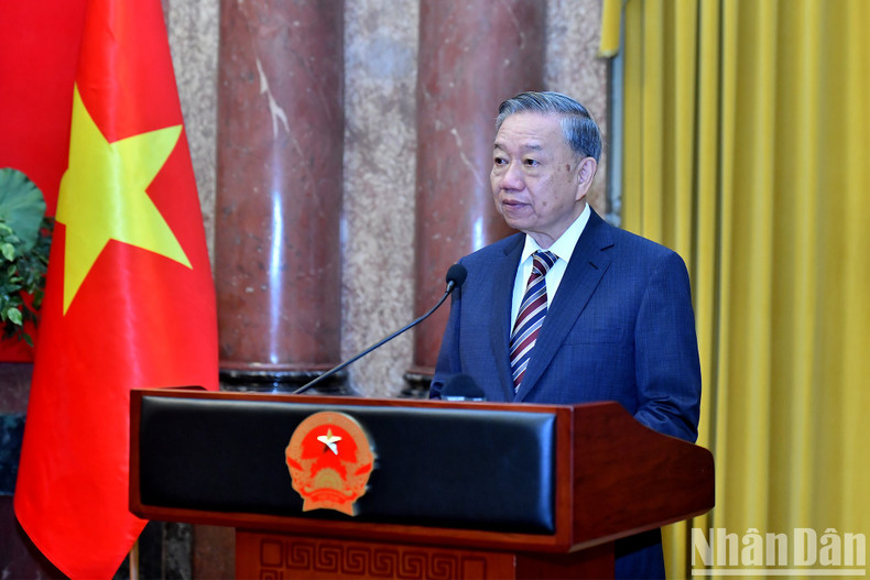 El máximo dirigente vietnamita pronuncia un discurso para asignar tareas a Ho Duc Anh. El máximo dirigente vietnamita pronuncia un discurso para asignar tareas a Ho Duc Anh.