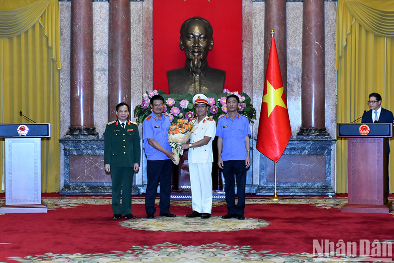 La jefatura de la Fiscalía Suprema Popular felicita a Ho Duc Anh. La jefatura de la Fiscalía Suprema Popular felicita a Ho Duc Anh.