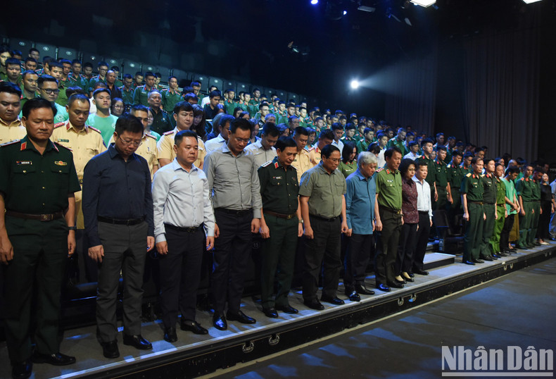 Los delegados guardan un minuto de silencio en memoria de las víctimas de las inundaciones y catástrofes naturales de los últimos días. Los delegados guardan un minuto de silencio en memoria de las víctimas de las inundaciones y catástrofes naturales de los últimos días.
