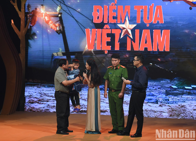 El primer ministro entrega obsequio a un niño cuyos familiares fallecieron por el tifón Yagi. El primer ministro entrega obsequio a un niño cuyos familiares fallecieron por el tifón Yagi.