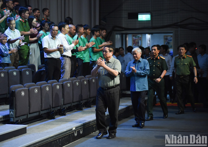 El primer ministro Pham Minh Chinh asiste al programa. El primer ministro Pham Minh Chinh asiste al programa.