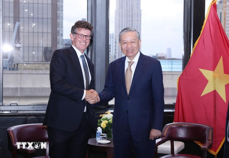 El líder vietnamita recibe a Jake Siewert, director ejecutivo del fondo de inversión Warburg Pincus. (Foto: Lam Khanh/VNA) El líder vietnamita recibe a Jake Siewert, director ejecutivo del fondo de inversión Warburg Pincus. (Foto: Lam Khanh/VNA)
