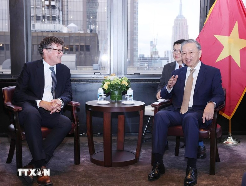El líder vietnamita recibe a Jake Siewert, director ejecutivo del fondo de inversión Warburg Pincus. (Foto: Lam Khanh/VNA) El líder vietnamita recibe a Jake Siewert, director ejecutivo del fondo de inversión Warburg Pincus. (Foto: Lam Khanh/VNA)