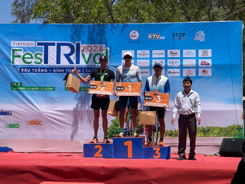 El Comité Organizador premia a los ganadores. El Comité Organizador premia a los ganadores.