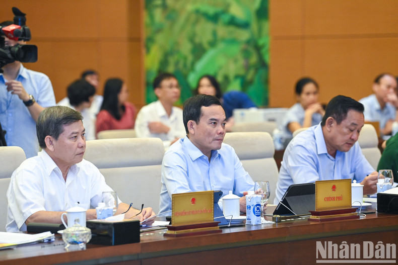 El viceprimer ministro Tran Luu Quang, el director de la Fiscalía Popular Suprema Le Minh Tri y los delegados. El viceprimer ministro Tran Luu Quang, el director de la Fiscalía Popular Suprema Le Minh Tri y los delegados.