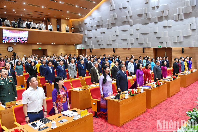 Los delegados realizan la ceremonia de izamiento de la bandera en la sesión inaugural.