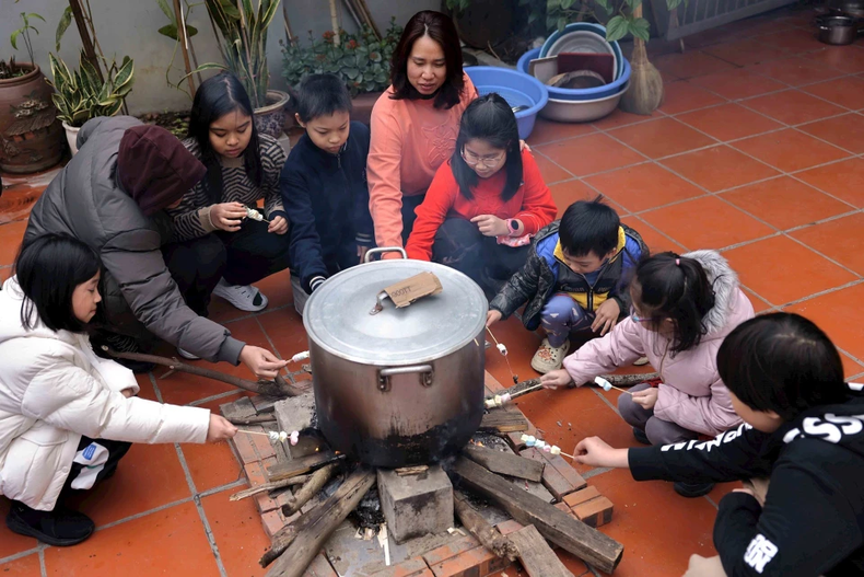 Banh chung no es solo el sabor de la infancia y la reunión familiar, sino también la belleza cultural del pueblo viemiles de años. (Foto: VNA)