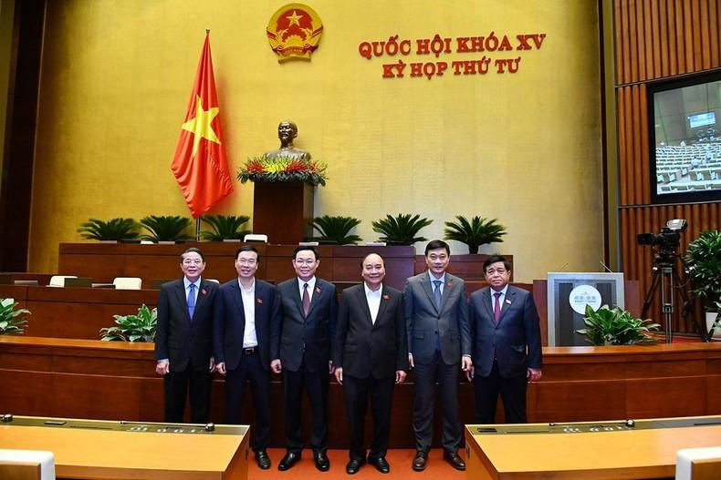 El presidente de Vietnam, Nguyen Xuan Phuc, el presidente de la Asamblea Vuong Dinh Hue y el miembro permanente del Secretariado del Comité Central del Partido Comunista, Vo Van Thuong, en la reunión con los delegados al margen de la sesión de debate acerca del proyecto de Ley de Cooperativas.