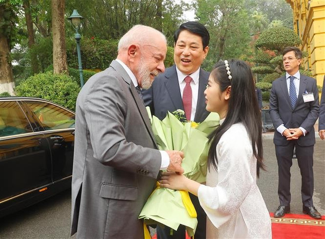 Una niña de Hanói entrega flores al presidente de Brasil, Luiz Inácio Lula da Silva. (Foto: VNA) Una niña de Hanói entrega flores al presidente de Brasil, Luiz Inácio Lula da Silva. (Foto: VNA)