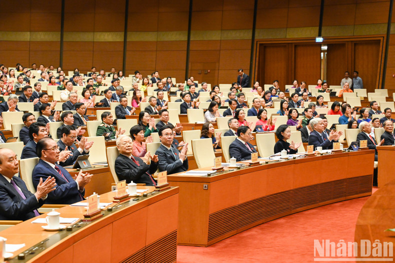 El secretario general del PCV, Nguyen Phu Trong, el presidente del país, Vo Van Thuong y el primer ministro Pham Minh Chinh, junto con los ex dirigentes del Partido y el Estado y los parlamentarios en la reunión.