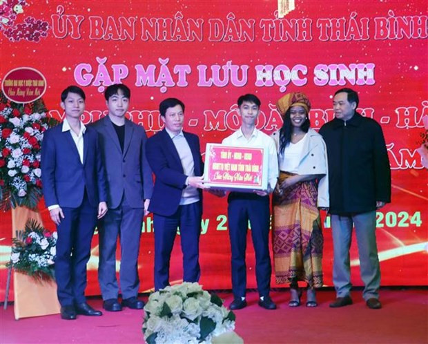 El vicepresidente del Comité Popular Provincial de Thai Binh, Lai Van Hoan, entregó obsequios a destacados estudiantes internacionales de la Universidad de Medicina y Farmacia de Thai Binh. (Foto: VNA)