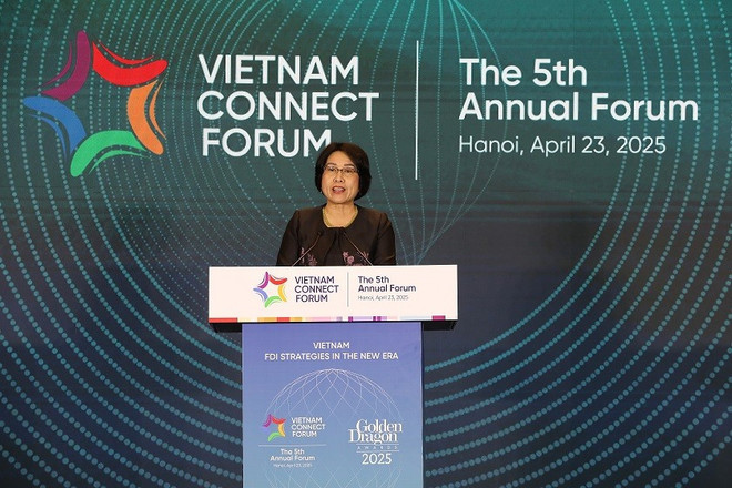 La directora del Instituto de Investigación de Políticas y Estrategias, Tran Thi Hong Minh, habla en el foro. (Foto: VNA)