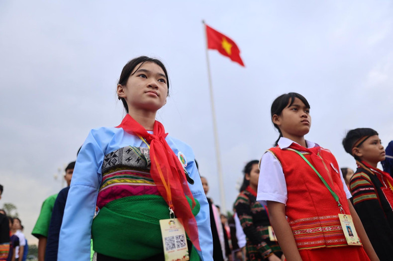 Los 263 delegados que son las flores más hermosas del jardín nacional, en nombre de casi 16 millones de niños y adolescentes pioneros de todo el país, se reúnen en Hanói para informar al Tío Ho sobre sus éxitos. (Fotografía: tienphong.vn) Los 263 delegados que son las flores más hermosas del jardín nacional, en nombre de casi 16 millones de niños y adolescentes pioneros de todo el país, se reúnen en Hanói para informar al Tío Ho sobre sus éxitos. (Fotografía: tienphong.vn)