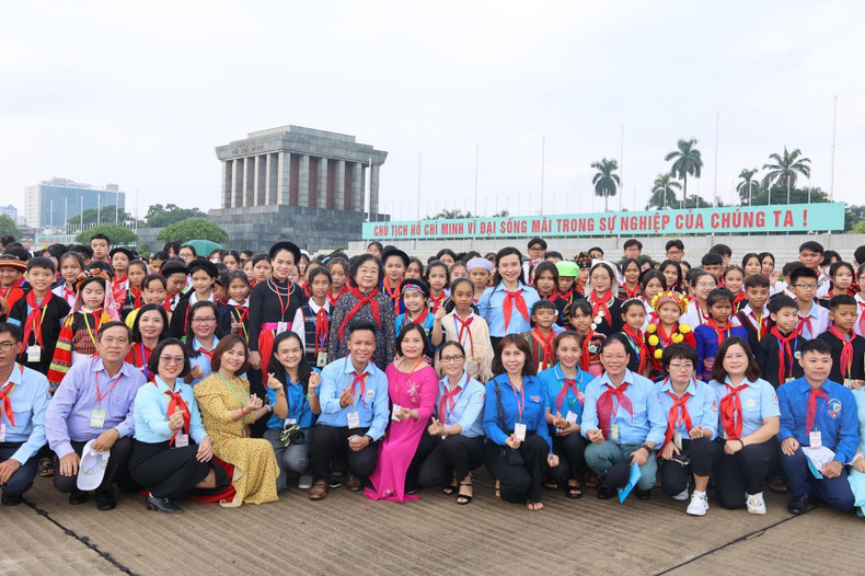 Los delegados se toman fotos de recuerdo en el Mausoleo de Ho Chi Minh. (Fotografía: tienphong.vn) Los delegados se toman fotos de recuerdo en el Mausoleo de Ho Chi Minh. (Fotografía: tienphong.vn)