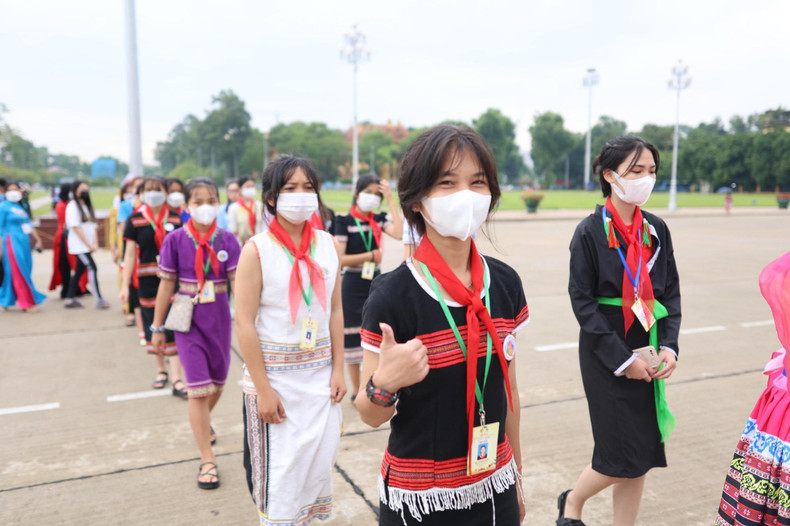 También participan de manera enérgica en actividades para aprender, preservar y promover la identidad cultural de la nación. (Fotografía: tienphong.vn) También participan de manera enérgica en actividades para aprender, preservar y promover la identidad cultural de la nación. (Fotografía: tienphong.vn)