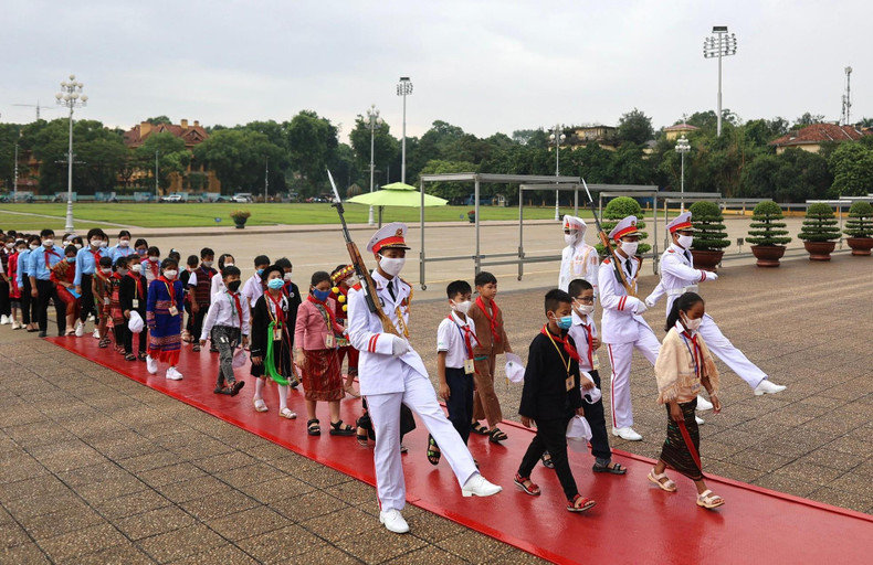 Estos niños siempre se esfuerzan por promover su creatividad y apoyarse mutuamente a progresar. (Fotografía: tienphong.vn) Estos niños siempre se esfuerzan por promover su creatividad y apoyarse mutuamente a progresar. (Fotografía: tienphong.vn)