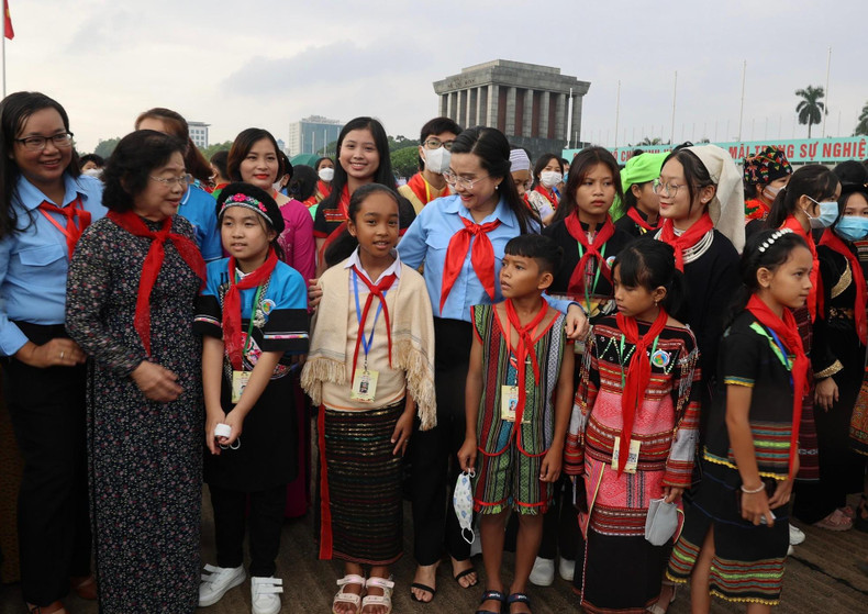 La exvicepresidenta de Vietnam Truong My Hoa y los delegados se toman una foto de recuerdo. (Fotografía: tienphong.vn) La exvicepresidenta de Vietnam Truong My Hoa y los delegados se toman una foto de recuerdo. (Fotografía: tienphong.vn)