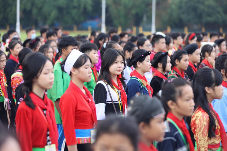 En nombre de los delegados, Bun Hra Thaly expresó la determinación de contribuir a promover la sabiduría, el coraje, la unidad y la resiliencia de la nación. (Fotografía: tienphong.vn) En nombre de los delegados, Bun Hra Thaly expresó la determinación de contribuir a promover la sabiduría, el coraje, la unidad y la resiliencia de la nación. (Fotografía: tienphong.vn)
