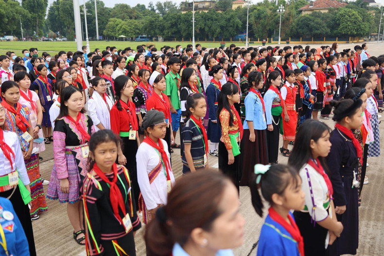 En las actividades sociales, los niños han respondido bien al movimiento “Al beber agua, recuerda el manantial”, para difundir hermosas historias, buenos libros y ejemplos brillantes en actividades concretas para agradecer a los combatientes caídos y los veteranos de guerra. (Fotografía: tienphong.vn) En las actividades sociales, los niños han respondido bien al movimiento “Al beber agua, recuerda el manantial”, para difundir hermosas historias, buenos libros y ejemplos brillantes en actividades concretas para agradecer a los combatientes caídos y los veteranos de guerra. (Fotografía: tienphong.vn)