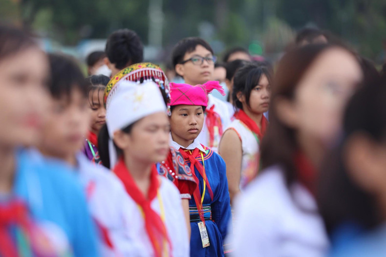 Estos son niños étnicos ejemplares por sus esfuerzos en el aprendizaje y en la superación de las dificultades de la vida. (Fotografía: tienphong.vn) Estos son niños étnicos ejemplares por sus esfuerzos en el aprendizaje y en la superación de las dificultades de la vida. (Fotografía: tienphong.vn)