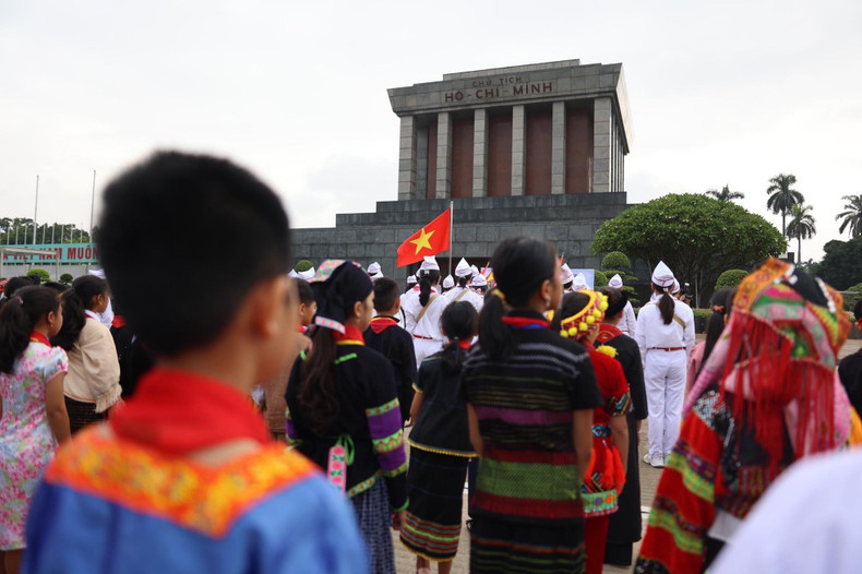 En las actividades voluntarias, particularmente la protección ambiental, los niños participan de modo activo en el movimiento “Pequeño plan” y “Mil buenas labores”, además de sembrar y cuidar árboles, limpiar el entorno, decorar escuelas y apoyar a su familia de acuerdo a la capacidad de cada uno. (Fotografía: tienphong.vn) En las actividades voluntarias, particularmente la protección ambiental, los niños participan de modo activo en el movimiento “Pequeño plan” y “Mil buenas labores”, además de sembrar y cuidar árboles, limpiar el entorno, decorar escuelas y apoyar a su familia de acuerdo a la capacidad de cada uno. (Fotografía: tienphong.vn)